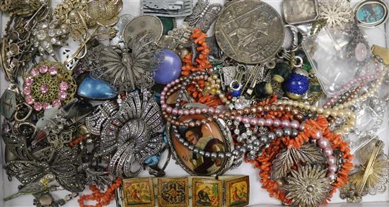 A quantity of vintage costume jewellery